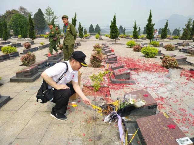 在阳光下流泪—— 广东部分参战老兵龙州烈士陵园举行