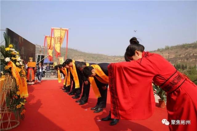 百余名中学生身着中国古代传统服饰,移步祭祀大典殿前.