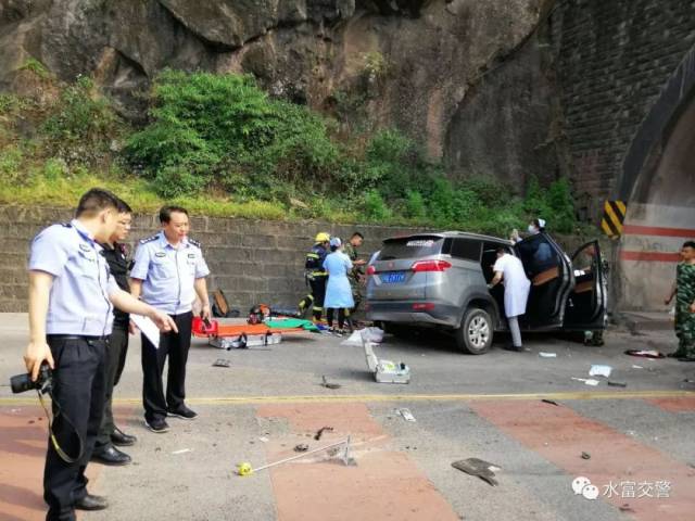 水富交警快速出警救伤员 齐心协力消隐患暖人心