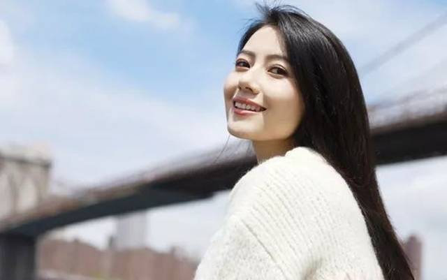 不过你说, 这样一个肤白貌美,气质温婉的女孩,不管走在哪里都很吸睛吧