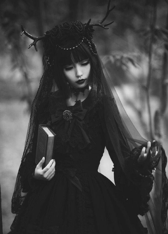 (搞死系goth) 以黑色或者红黑为主的服饰类型 主打死亡 宗教等恐怖的