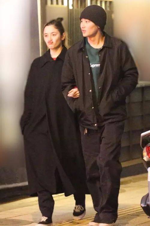 前两天一条新闻上了娱乐圈热搜 那就是水原希子的前男友野村周平 和