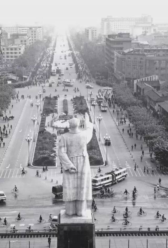 1974年,全国各个城市以居委会所辖的街巷为单位,成立了"向阳院",负责