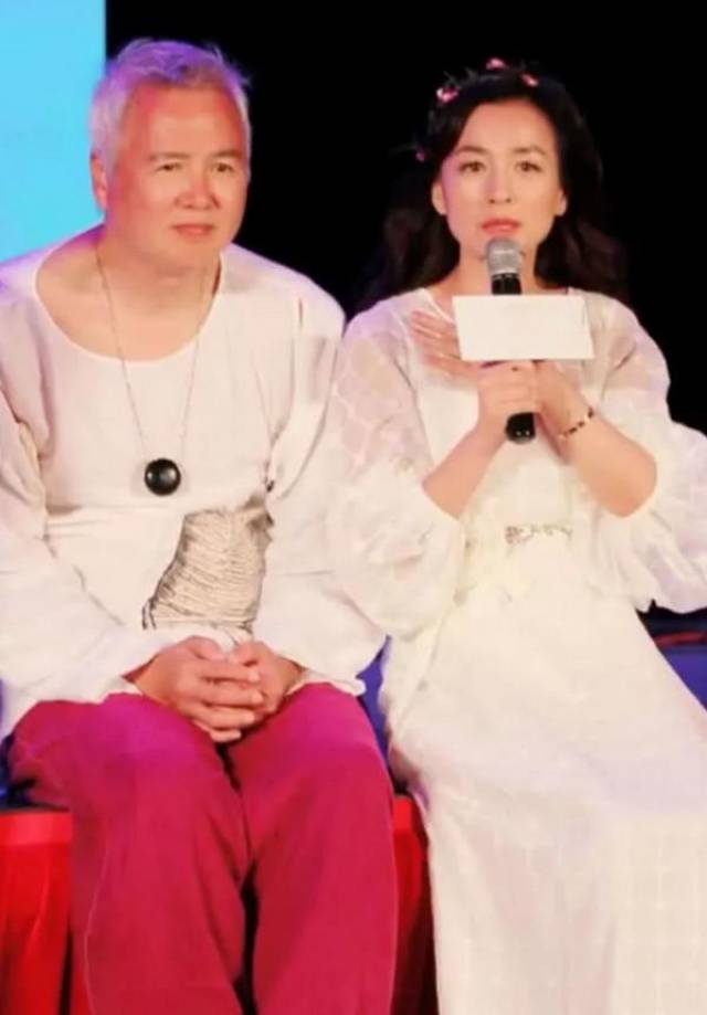 张庭与老公林瑞阳同框直播,年龄相差10岁却被吐槽"奶奶和孙女"