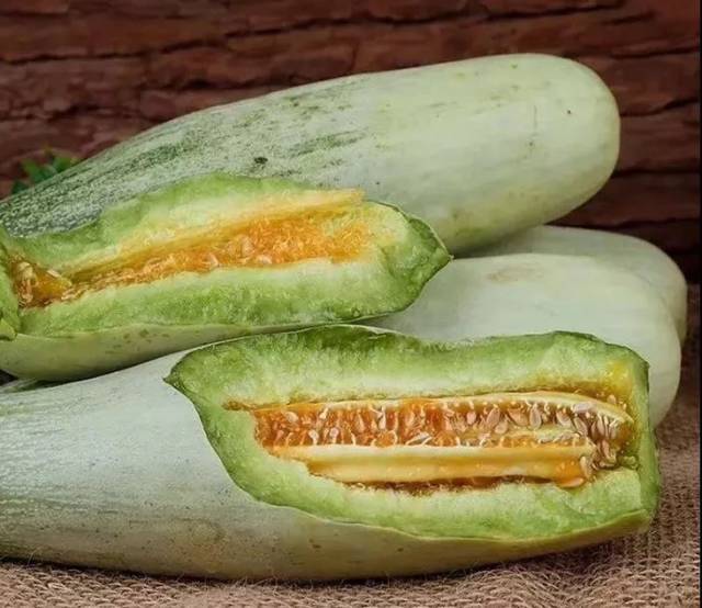 长的像羊角的小蜜瓜,竟比西瓜尖还要甜