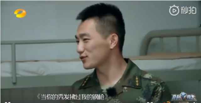 张馨予在节目中膝盖受伤,何捷也会主动关心,为她心疼.