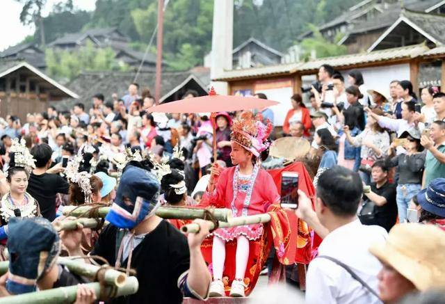 贵州肇兴侗寨"谷雨花脸节",游客满街狂欢"黑你一脸"