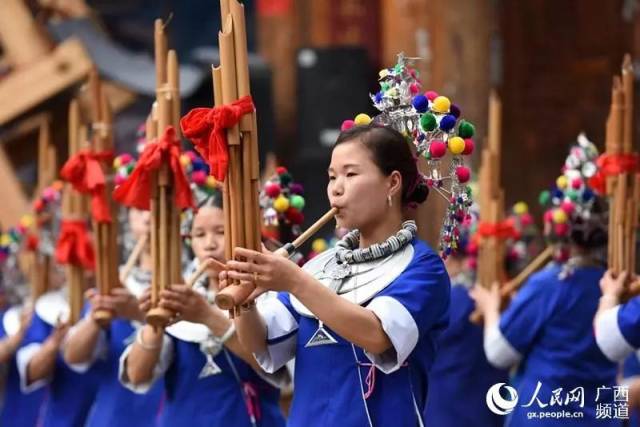 在三江侗族自治县林溪镇程阳八寨景区岩寨屯,侗族妇女在吹芦笙