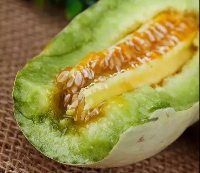长的像羊角的小蜜瓜,竟比西瓜尖还要甜