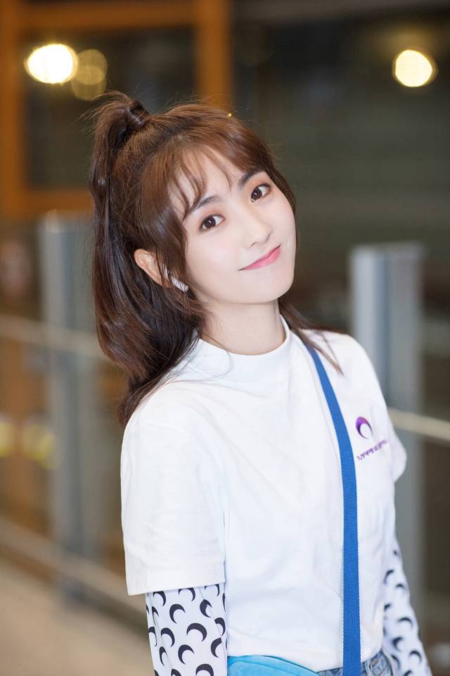 邢菲《小时光》人气口碑双丰收 机场被粉丝围堵鞠躬致谢