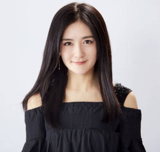 谢娜节目中海边把衣服浸湿,看到照片后,网友:张