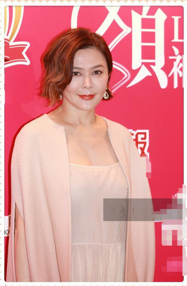 56岁关之琳少女心不减!穿粉裙自信扮嫩,可惜这张奶奶脸太抢戏