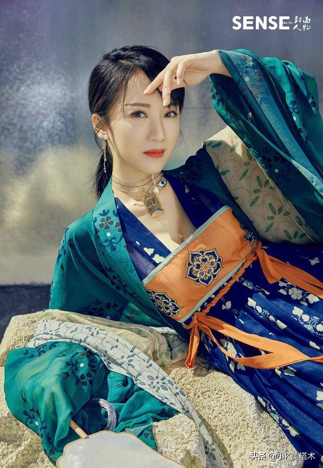 都挺好李念火了登杂志封面造型多变换上古装美得焕然一新