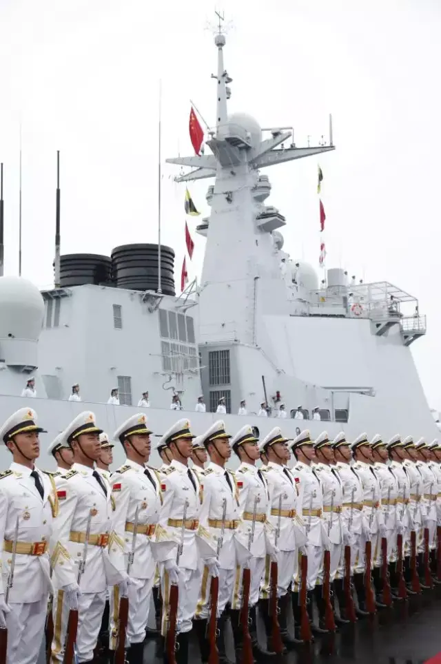 4月23日,庆祝人民海军成立70周年海上阅兵活动在青岛举行.