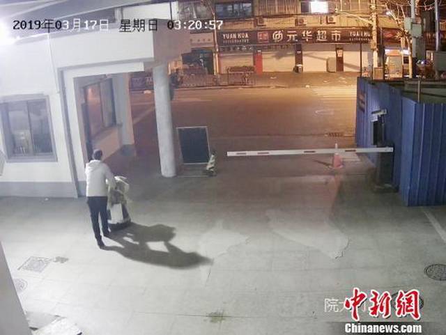 监控视频记录下了犯罪嫌疑人整个犯罪过程.静安公安供图