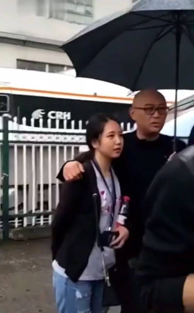 偶遇孟非一家三口出行,孟非一手搂着一个,女儿和老婆傻傻分不清