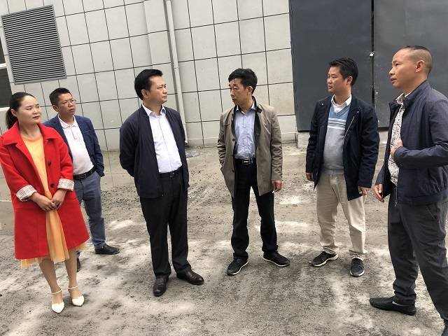 这是市领导张涛,谭忠友和宏康公司的同志们在市开发区二区4号厂房前