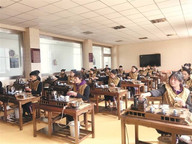 林芝市职业技术学校茶艺专业学生在进行茶艺实训课程.
