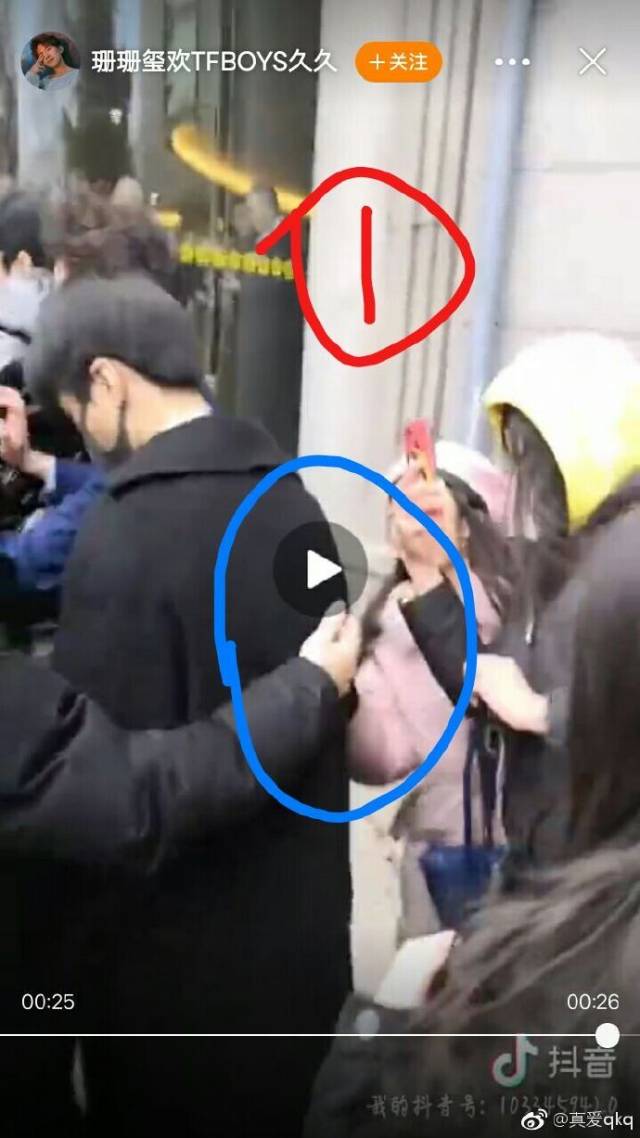 男粉摸手揩油景甜还曾扑倒刘亦菲,你疯狂追星的样子真
