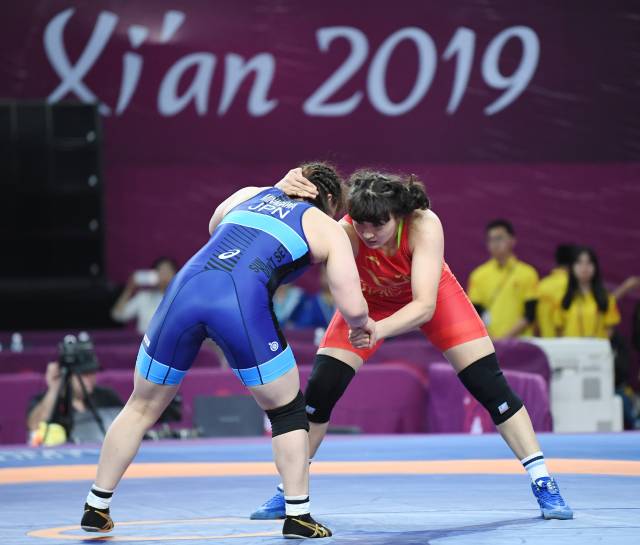 女子自由式摔跤76公斤级金牌战中,中国选手帕丽哈战胜日本选手皆川博