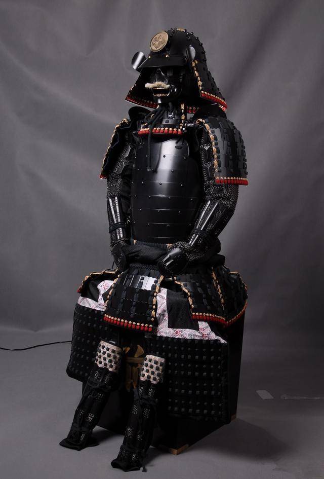 中国清代奢华战甲vs日本武士鬼面战甲,你更中意哪个?