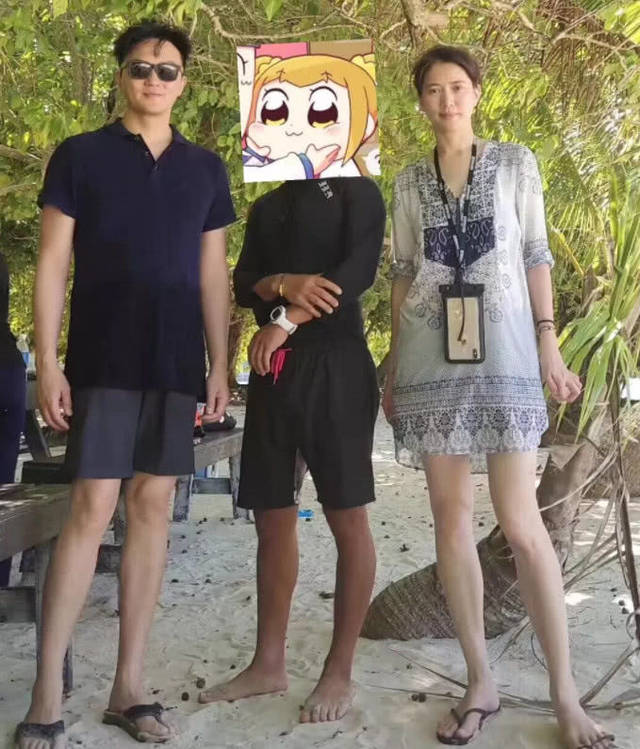 48岁袁咏仪沙滩近照曝光,路人视角腿超长,网友:站位很