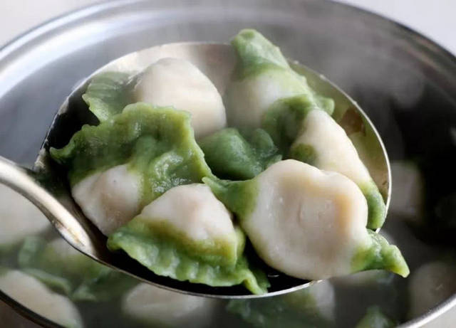 担心菠菜饺子一煮就变色?掌握这个小方法,饺子