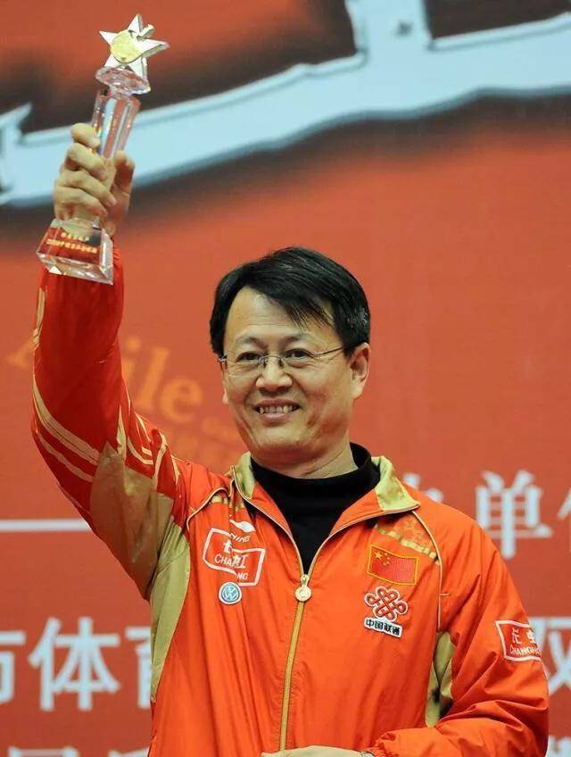 退休国乒金牌教练出国游,培养5位冠军,户口进