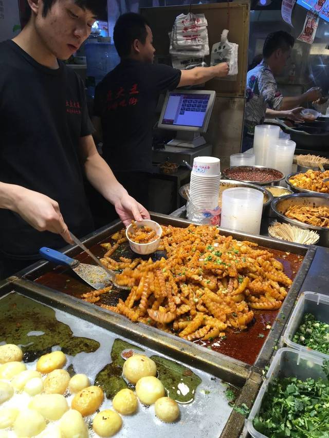 再让我们来到位于观音桥步行街星天广场一楼的观音桥好吃街.
