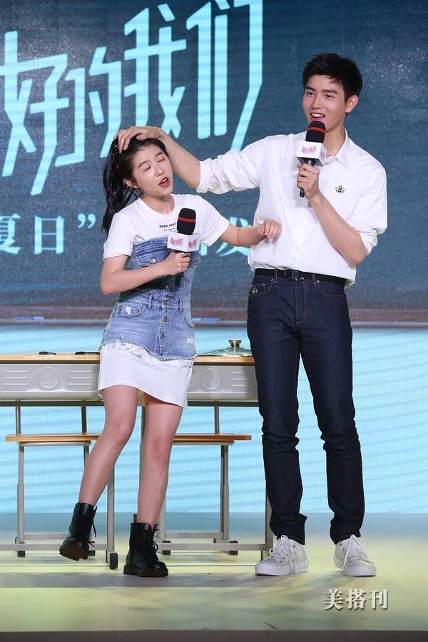 这手位置尴尬不?陈飞宇发布会上背女生,白衬衫如隔壁帅气少年郎