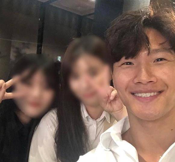 原创跑男团集体出席导演婚礼,金钟国宋智孝笑得最开心,可惜光洙没来