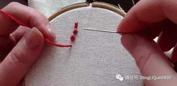 在画布上用十字绣刺绣时,有必要详细说明如何制作法国结: 结应该在