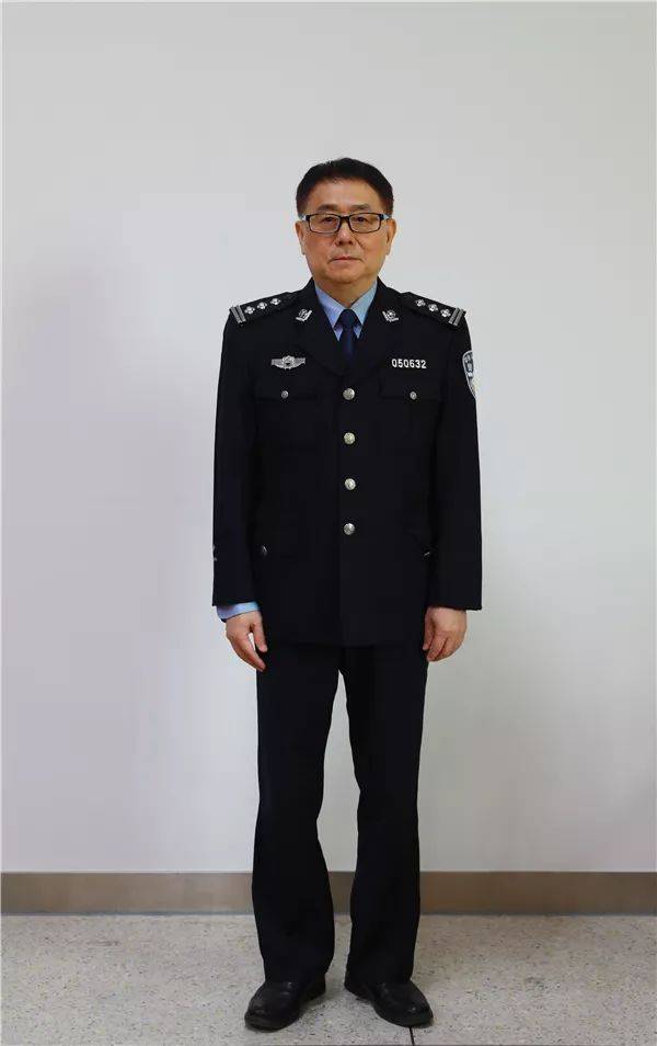07 59岁,从警41年,现任经侦支队案审大队三级警长. 深圳警务孺子牛