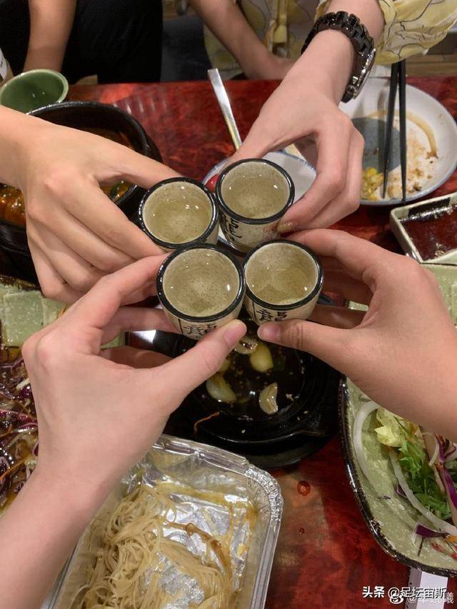 刘诗雯与闺蜜聚餐喝酒庆祝!双手抱世界冠军肩膀 国乒姐妹团重逢