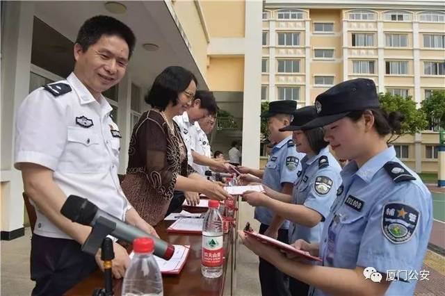 喜报!福建首支辅警队伍加入工会组织 厦门1600名辅警喜获工会卡