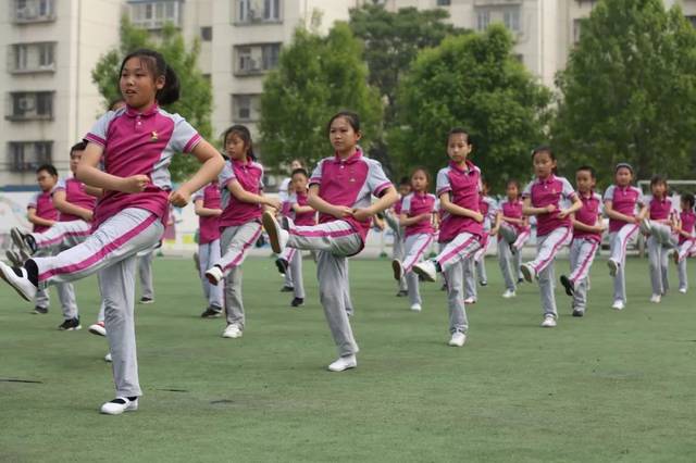 七彩阳光,旭日东升,英雄少年,从抱拳