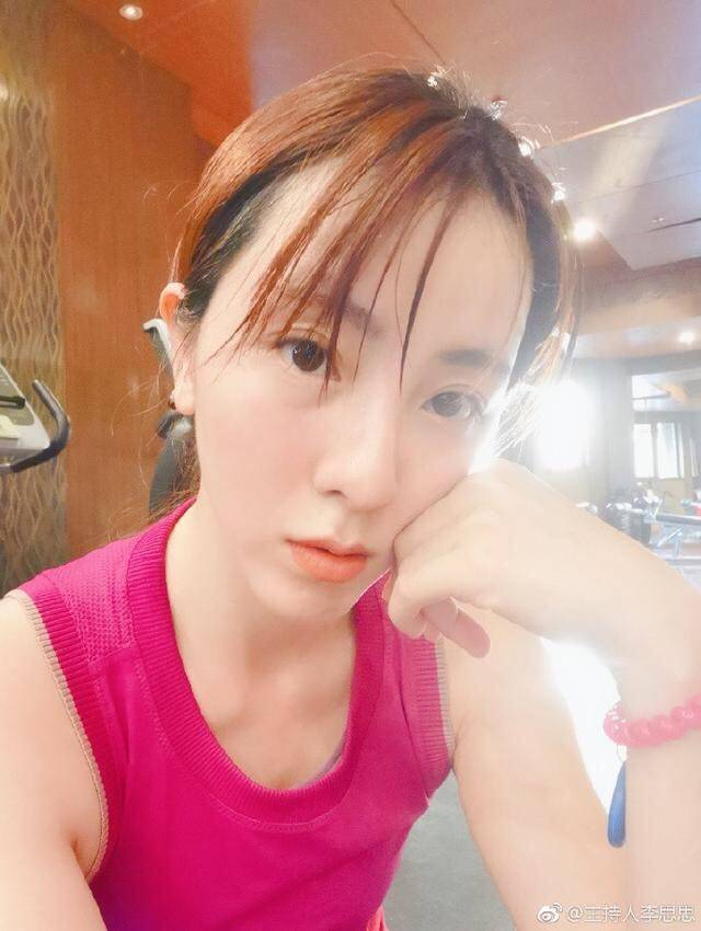 央视女主持李思思晒自拍,涂大红唇健身被网友吐槽太假