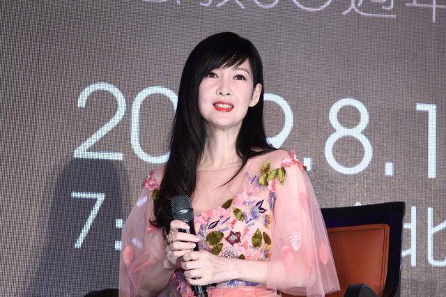 50岁周慧敏 一袭粉色纱裙 网友:少女状态让人羡慕