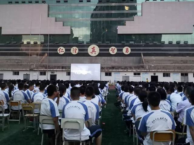 攀枝花市三中开展爱国电影展播活动