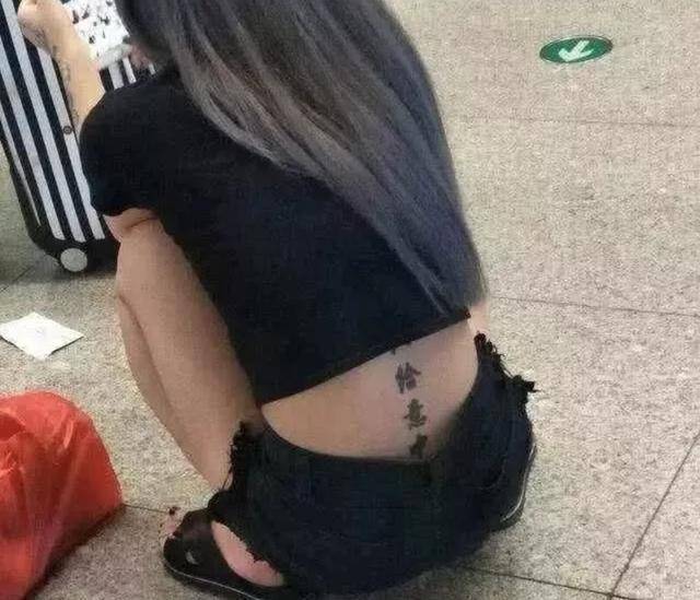 爆笑gif图:妹子,你这纹身真是太有深意了,我看不懂啊