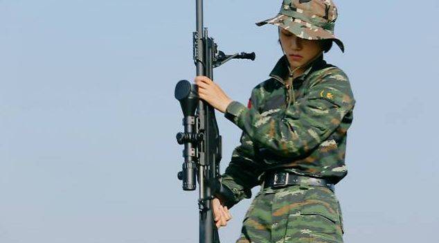 看完在美国当兵的深圳网红,才知道中国的女兵有多帅!