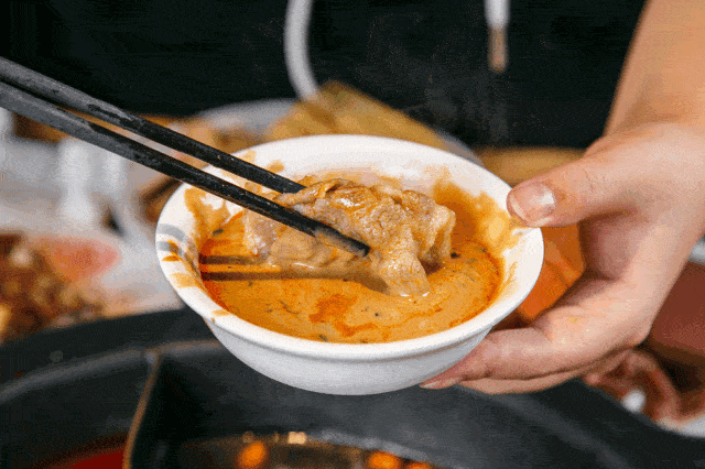 5粉尘 在这样锅底里烫出来的菜品 非常入味,滋味非凡 隔壁小孩都馋哭