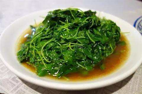 【长在哪儿】 八卦田,城郊的田埂里 【家常食谱】 酒香草头:以大火翻