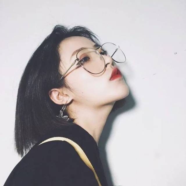 女生戴眼镜头像