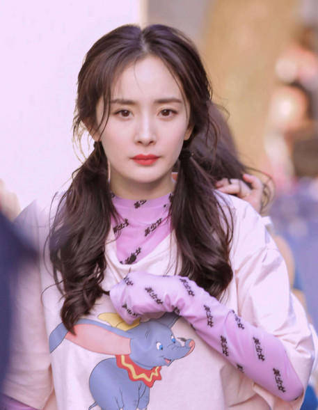 杨颖和杨幂不愧是好姐妹,同款“双马尾”,就连发际线也模一样