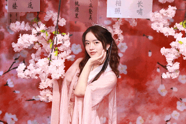 文化长廊) -第四站 美萌猴穿越记- 分布在百信广场内外的多个场景,