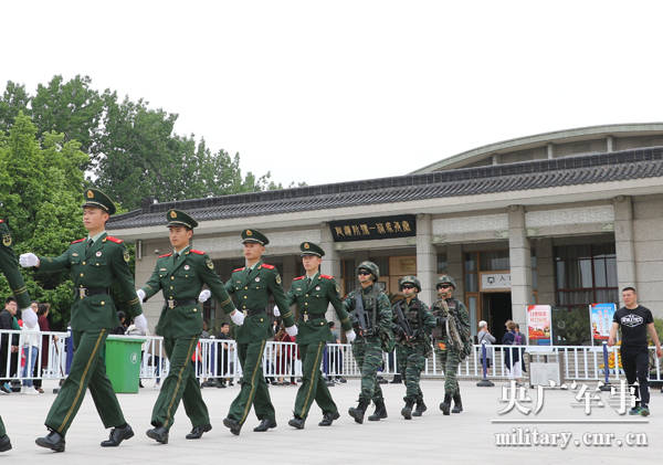 地处陕西西安的秦兵马俑博物馆迎来了客流高峰,武警陕西总队机动支队