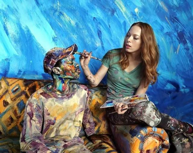 她们在裸露的身体上画画,众多人都愿意为此脱去上衣?