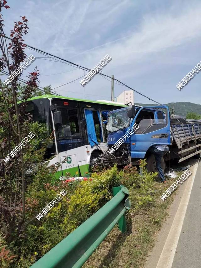 巢湖7410厂门口又发生车祸,一载重货车撞向1路公交车.