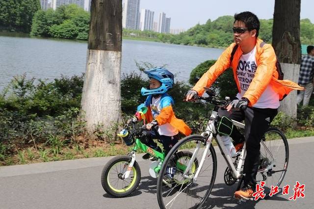 5月1日   小朋友和家长分别骑着自行车在东湖绿道游玩. 记者杨涛 摄